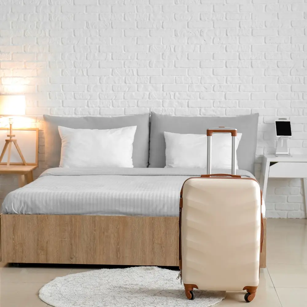 habitación con maletas, rentada por la gestión de alquiler vacacional en Madrid