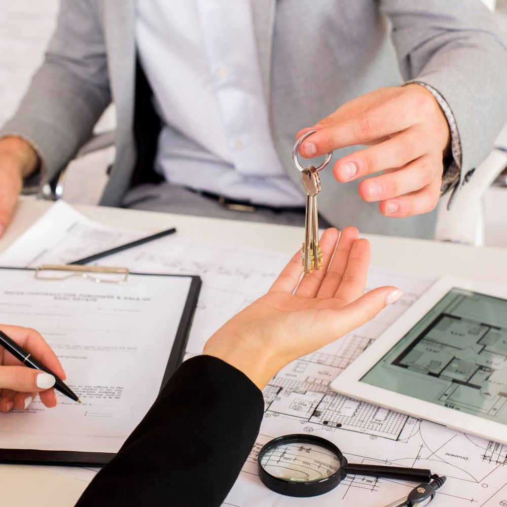 Entregando una llave para la gestión de alquileres en Madrid