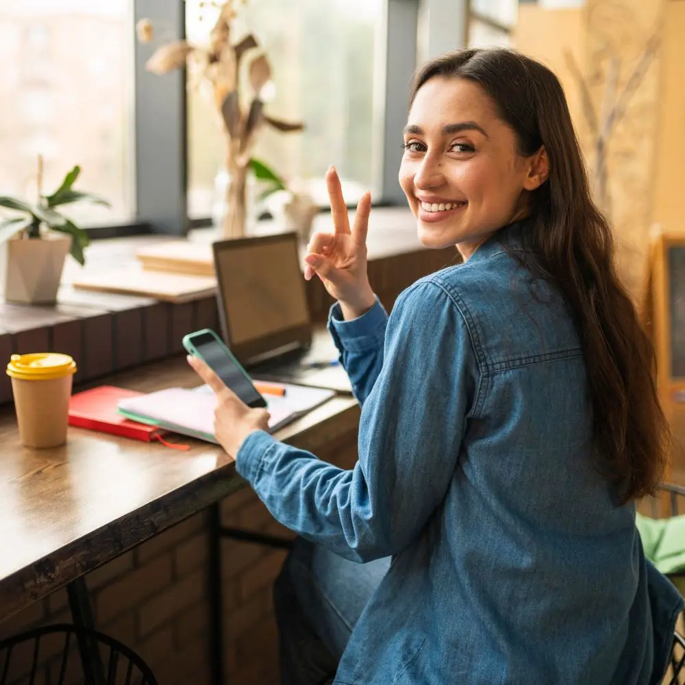 Mujer trabajando sin preocupaciones gracias a la gestión de propiedades.